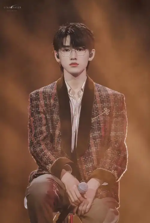 给大家推荐一些宋亚轩适合当壁纸的图片