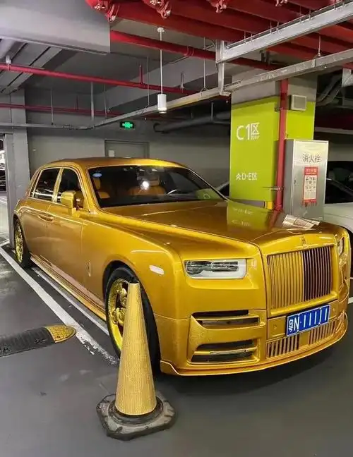 最近有人偶然遇到了一辆镀金的豪华轿车,这辆黄金涂装的劳斯莱斯幻影
