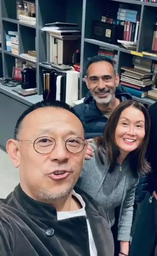 姜文周韵一家最新同框照俩儿子罕露正面身高惊人长相都随爸