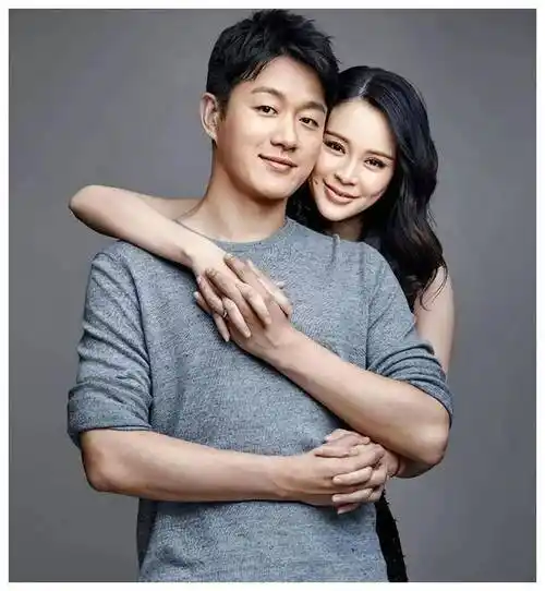 《佟大为妻子关悦幸福家庭:生日全家福盛景》_画面_全家人_基因