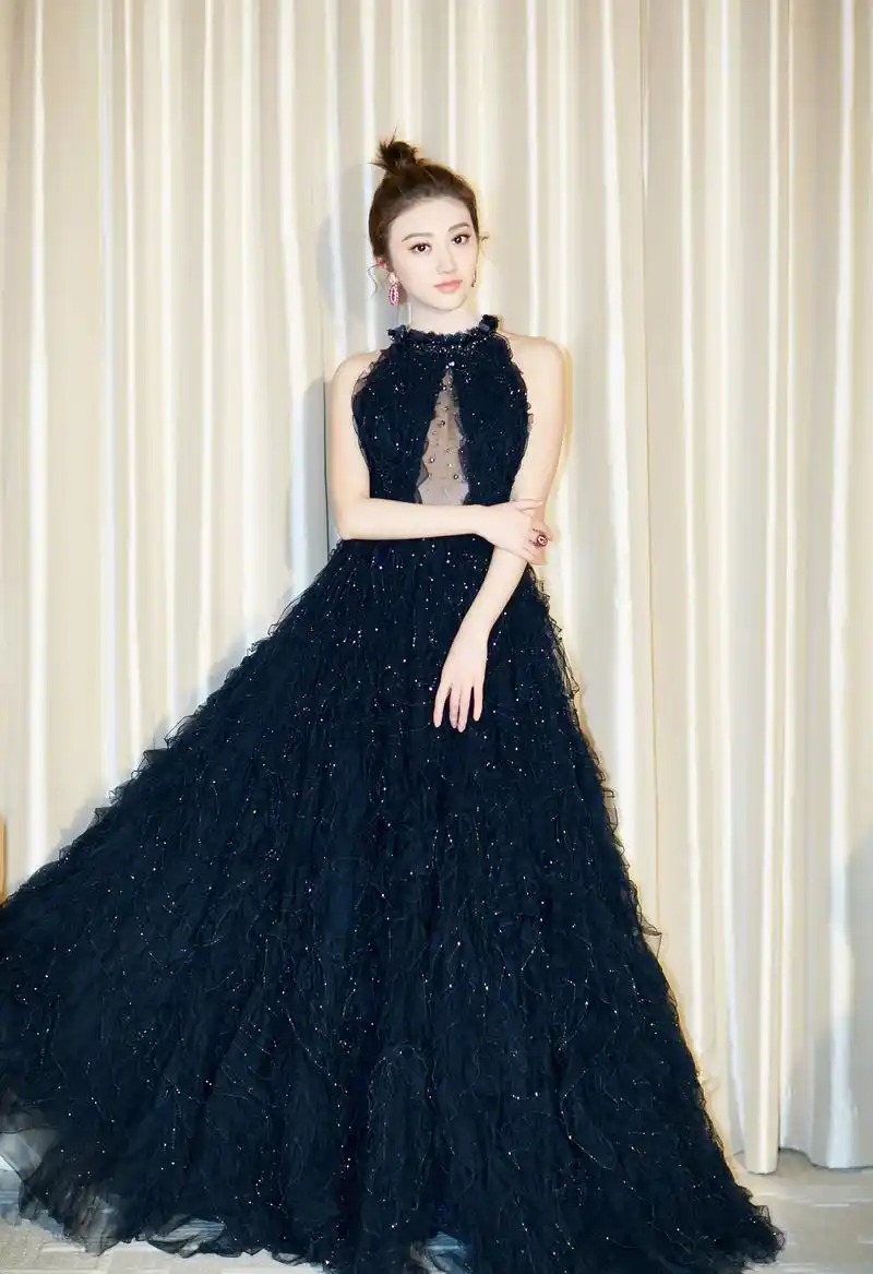 景甜身穿黑色透视晚礼服,事业线若隐若现,魅力十足