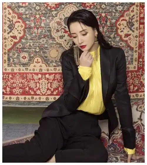 一直被标签为性感女郎的柳岩,如今的她竟然号称"百搭岩"_西装_裙子