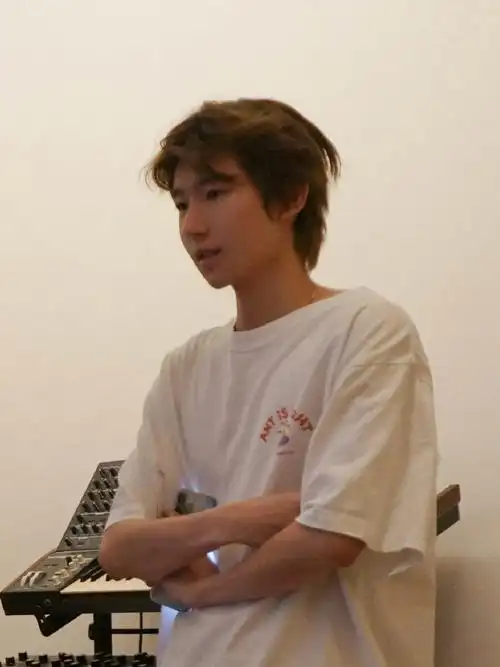 王源白衬衫素颜照