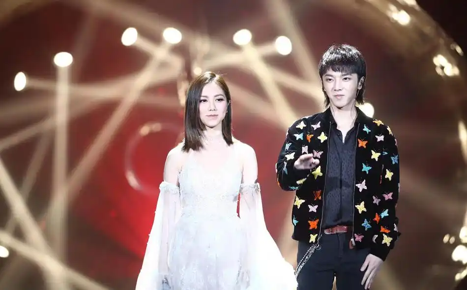 简介:华晨宇邓紫棋《歌手》彩排照图片,分享一组邓紫棋图片给大家,图