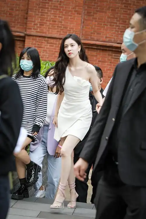 宋妍霏穿短裙现身 大秀香肩长腿