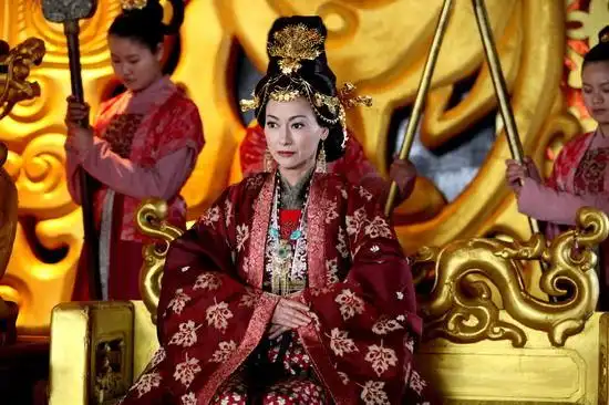 惠英红王琳同争《倾世皇妃》 戏里敌对戏外投缘