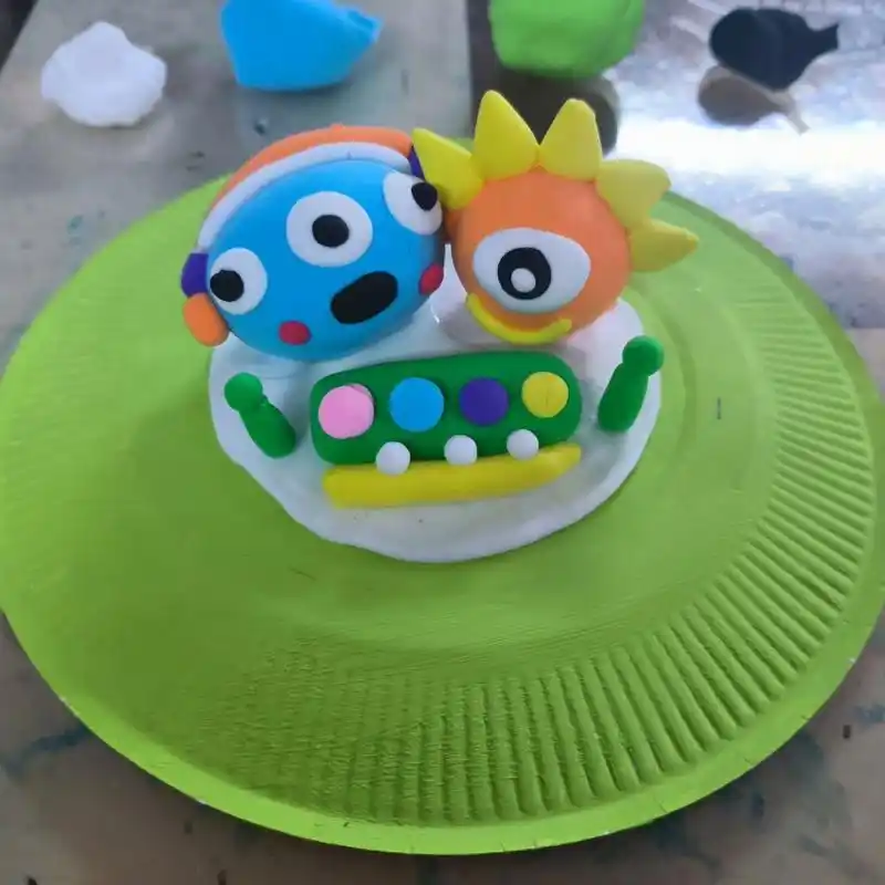 7~8岁综合手工《太空飞船》 7~8岁创意美术综合手工《太空飞船》 适合