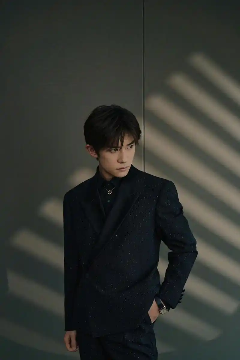 易烊千玺黑色西装好闪,弟弟今天也好帅