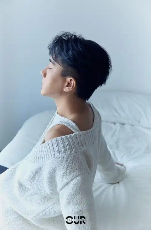 刘恺威白色毛衣休闲风写真图片56