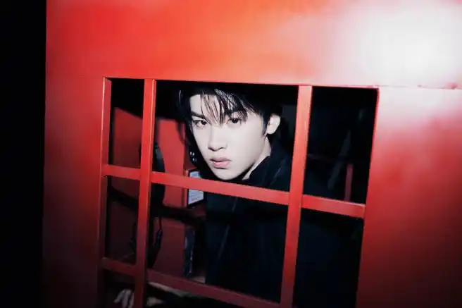 黄明昊暗黑光影氛围感大片##黄明昊在电话亭里