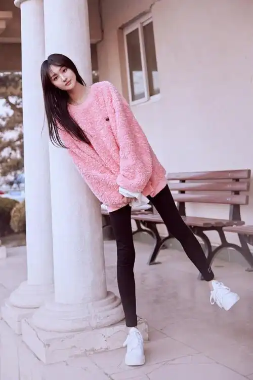 郑爽蝴蝶结造型亮相节目,西服卷发搭配蝴蝶结,气质活泼十分养眼