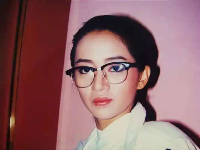 回顾陈岚:6岁患白血病,18岁被亲妈卖给舞厅,她却凭着性子逆转人生