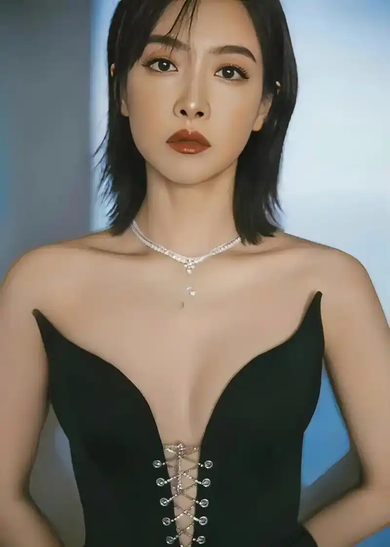 宋茜短发干练性感大方