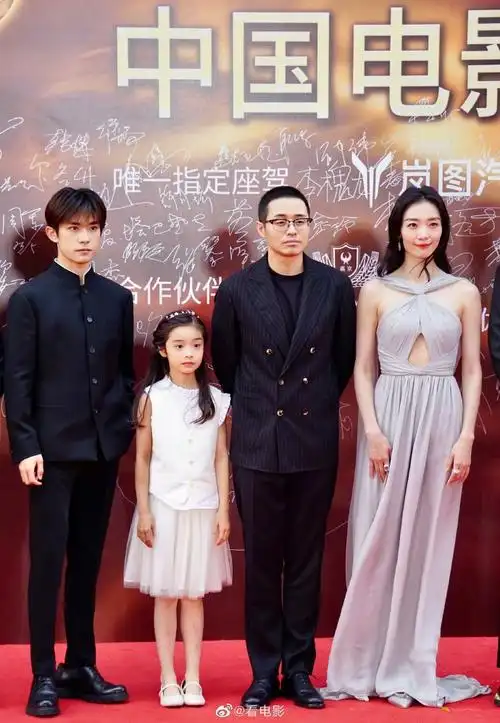华表奖红毯#《奇迹·笨小孩》主创易烊千玺,陈哈琳,导演文牧野,齐溪.