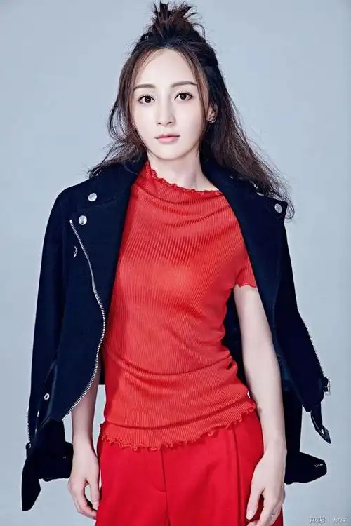 37岁姚笛近照曝光,双眼无神,身形单薄!_网易订阅