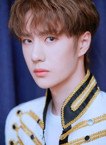 王一博14岁旧照曝光帅气脸庞破整容传闻