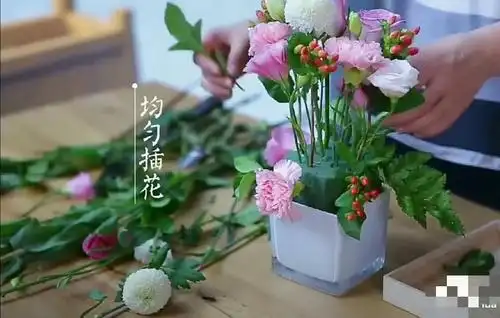 其它 新四月宅家幼儿园 写美篇         均匀插花,主花和配花分散插入