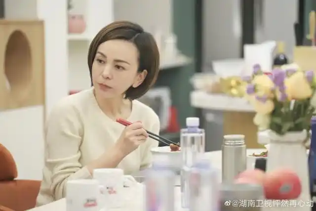 组图:王琳一头短发利落整洁 身穿白色毛衣尽显温柔