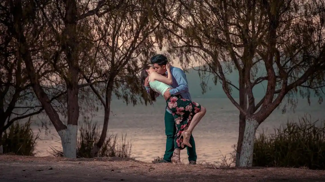 男女亲嘴接吻图片(9/11)