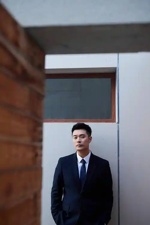 陈赫拿红包拜年.陈赫.陈赫西装造型显气质.