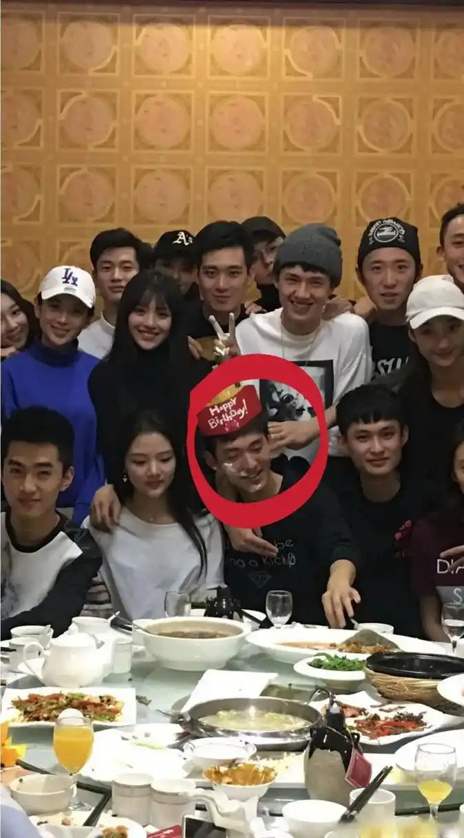 任敏男朋友,居然和刘昊然,代露娃都是同学,应该就是任敏说的打篮球的