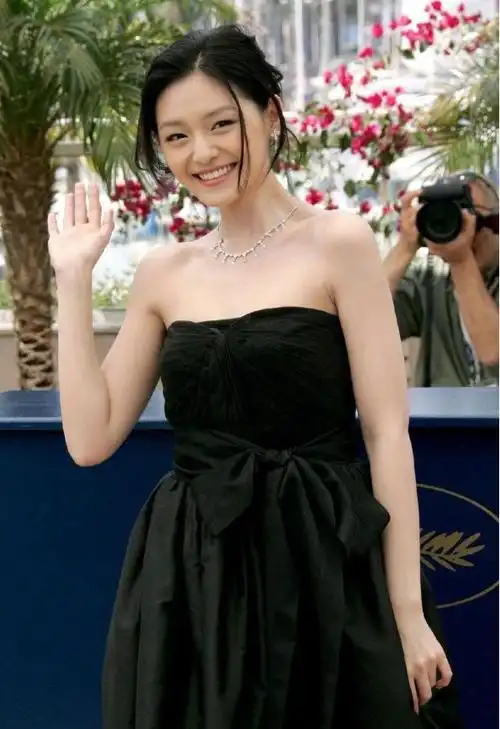 大s终于瘦了!新发型穿廓形长裙高挑显个头,44岁状态依然霸气!