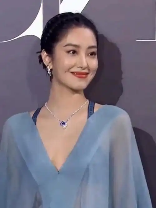 杨采钰一袭蓝色深v纱裙亮相,高贵又不失性感,完美凸显好身材!