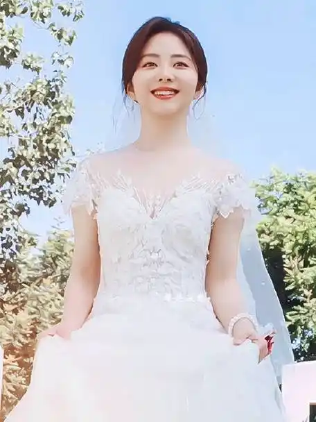 谭松韵说今天是最美的归晓#归晓每天都很美啊,但穿婚纱是真的美出