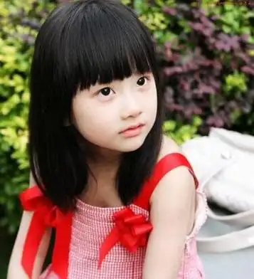 刘海的小女孩短发,前面是好看的齐刘海的头发,头发是乌黑的梨花对发型