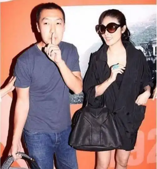 在娱乐圈中,陈慧琳以其非凡的才华和独特的魅力赢得了众多赞誉.