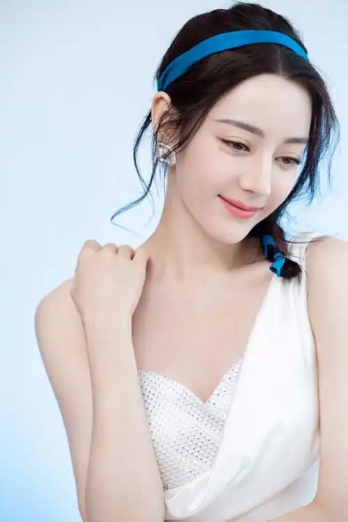 热巴穿绸缎长裙秀香肩蓝丝带编发靓丽吸睛3