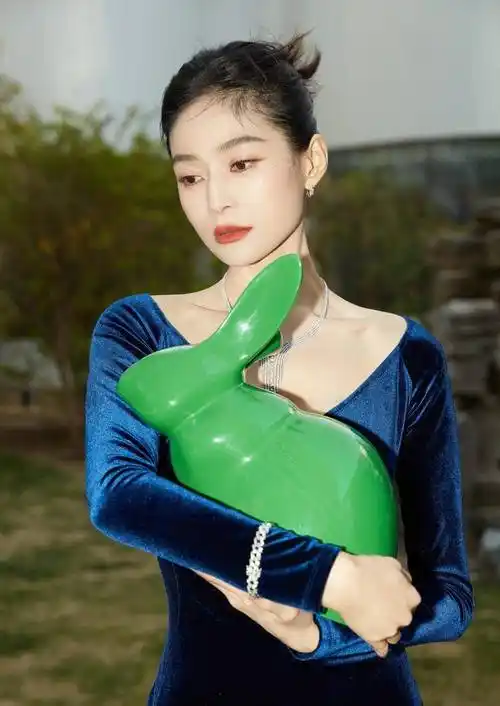 知名女演员王媛可晒出身穿蓝色大v字裙的照片,雍容华贵,美丽又脱俗