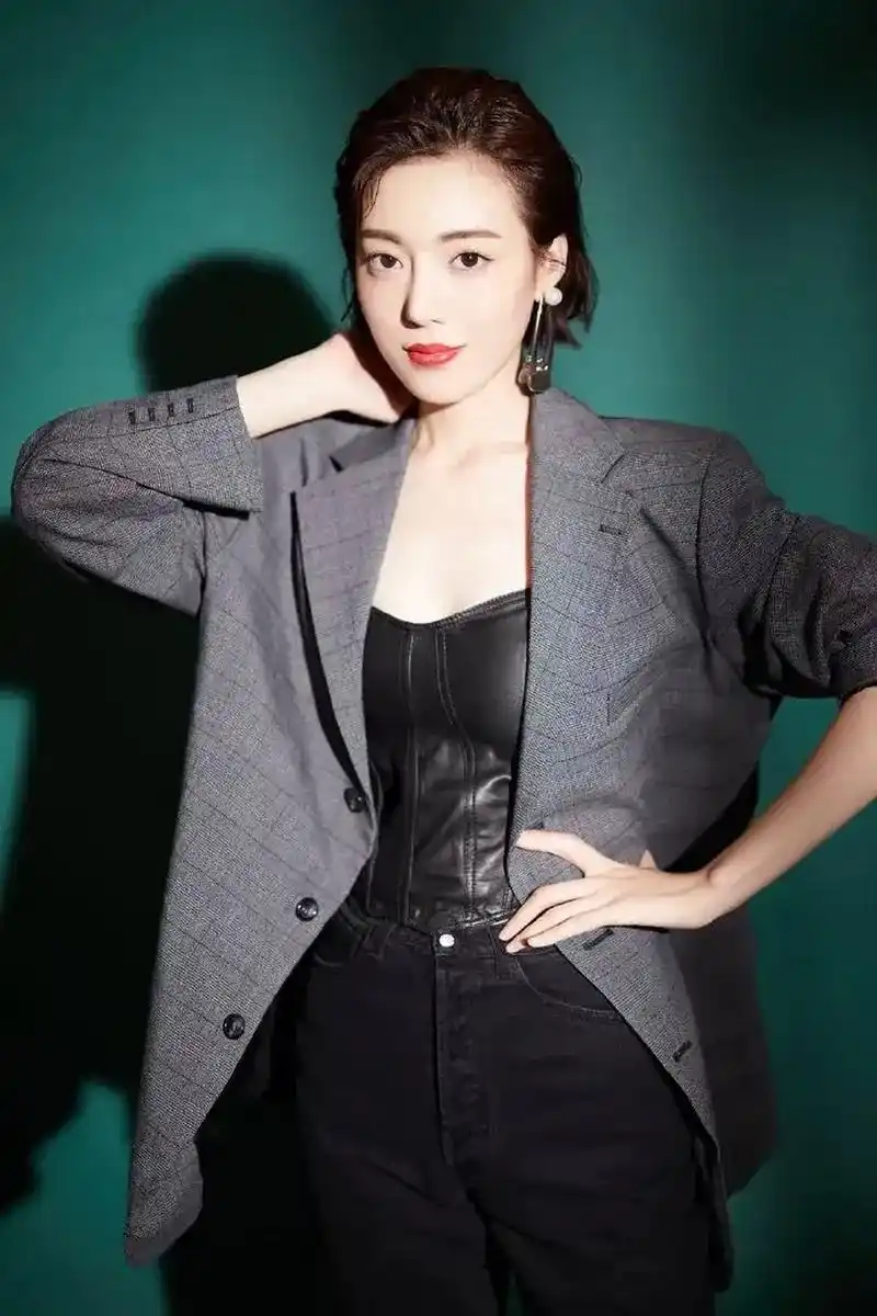 "被催眠的催眠师"女神——何美璇,性感妖娆,魅力无双,好美啊