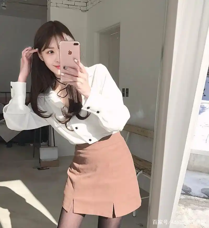 对镜子遮脸手机自拍显腿长人美的绝招