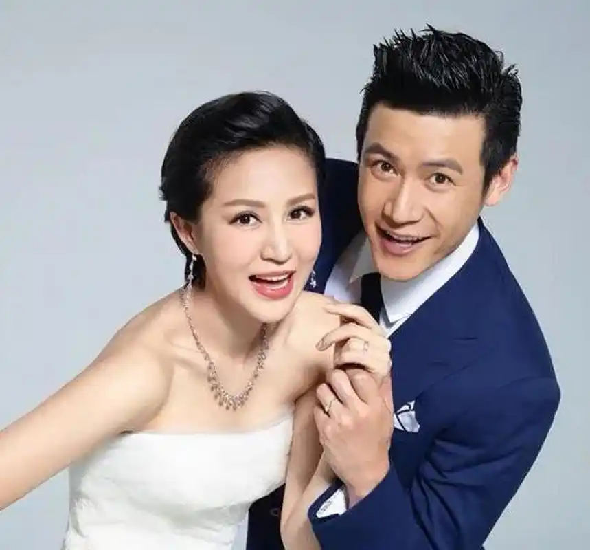 当年,陆毅娶了鲍蕾,郭京飞娶了妹妹鲍莉.