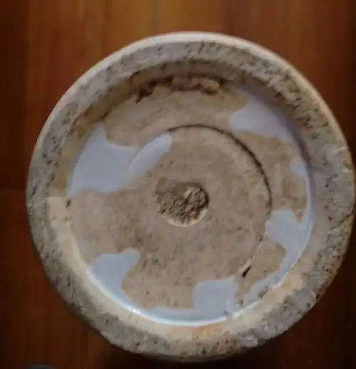 景德镇生产的元青花因为含有麻仓土,胎色是以白为基色,微显青灰,显