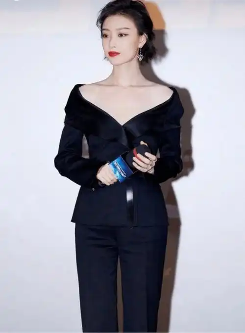 倪妮穿牛仔抹胸套装简约随性光影中尽显飒爽英姿|复古|时尚|整体造型