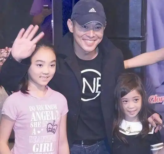 李思还是个几岁的小女孩,很久没见到爸爸妈妈她十分想念,李连杰也很长