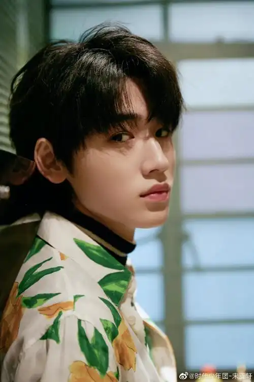 温柔眼神好深情,少年回眸,有被惊艳@时代少年团-宋亚轩