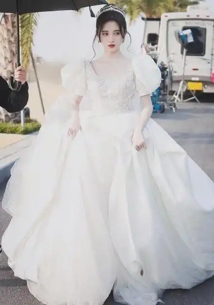 鞠婧祎最新婚纱大片:白纱裙挑战最美新娘,四千年美女凭颜值圈粉|礼服