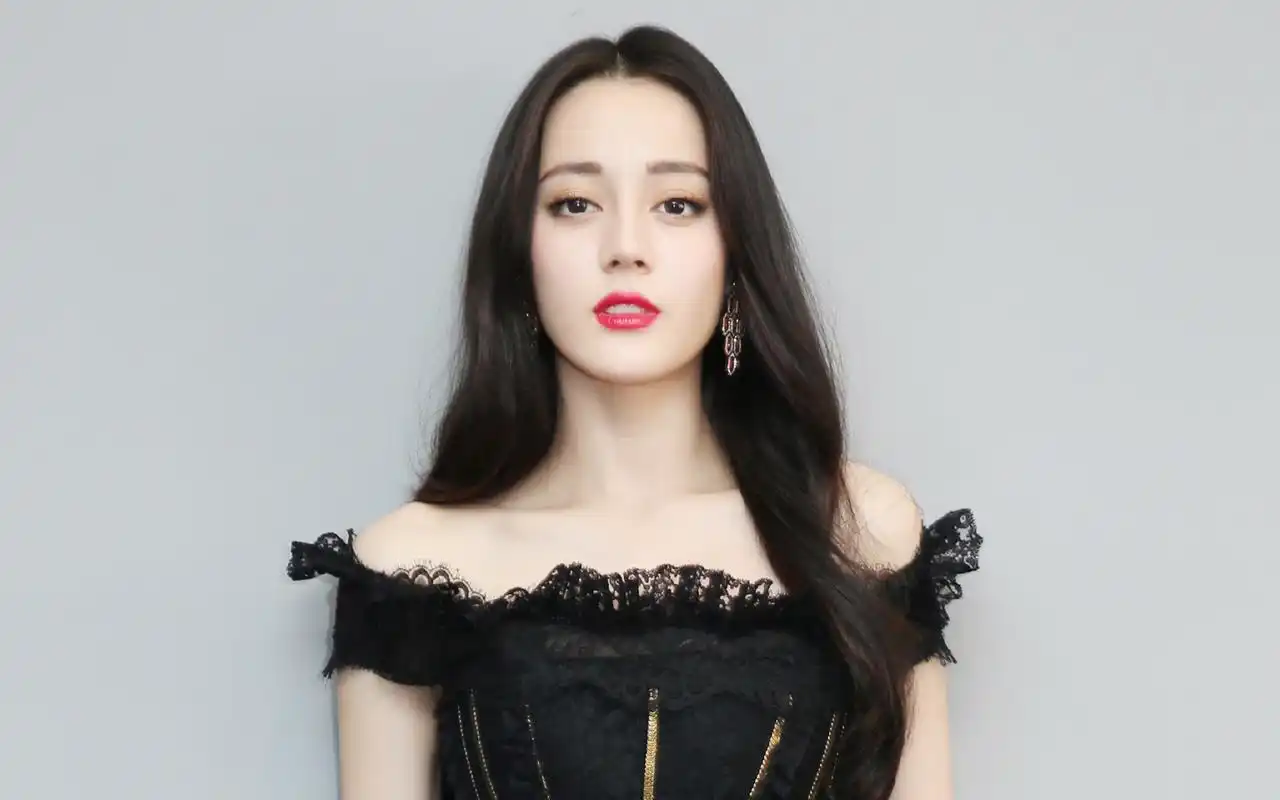 迪丽热巴露肩黑色礼服性感写真图片壁纸