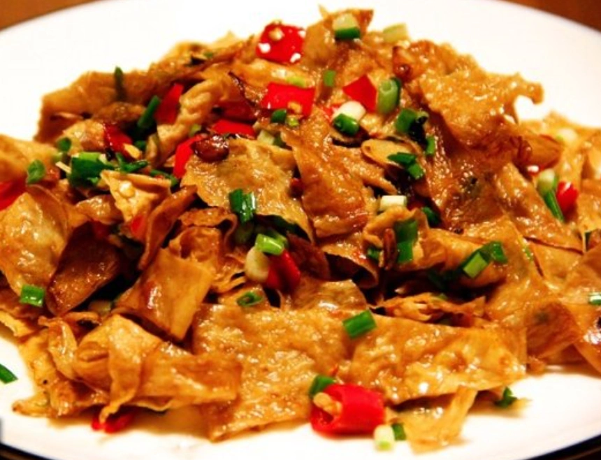 一勺料酒,半勺胡椒粉,半勺鸡精,顺一个方向搅匀,腌制入味 一张油豆腐