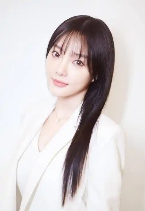 38岁李小璐换新发型出席活动,显得特少女,网友看后也想做这发型_美食