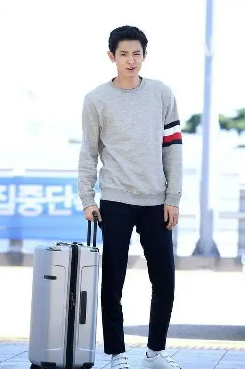 吴世勋,吴亦凡,朴灿烈,杨洋,李易峰的机场照对比,谁更帅?当然杨洋