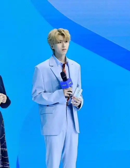 漫撕男蔡徐坤蓝色西装英俊潇洒金发大眼太瞩目