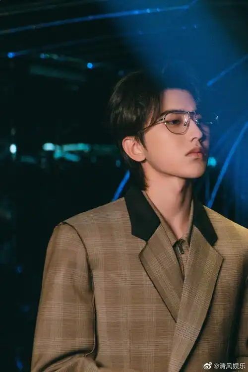 蔡徐坤大衣眼镜造型