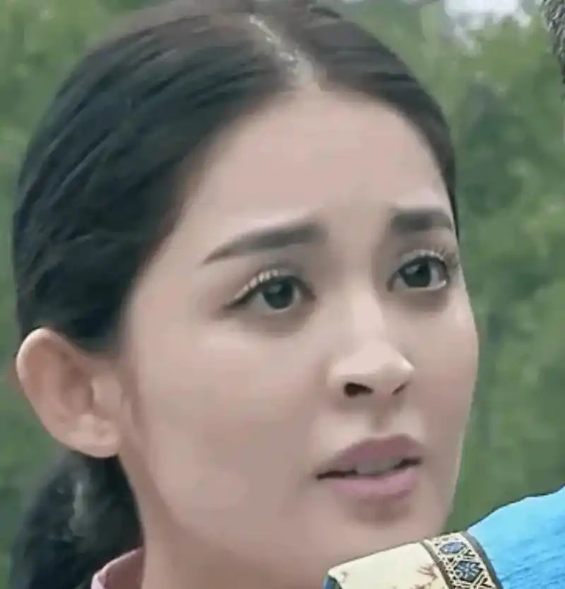 古力娜扎是整过容吗?鼻孔好有意思.