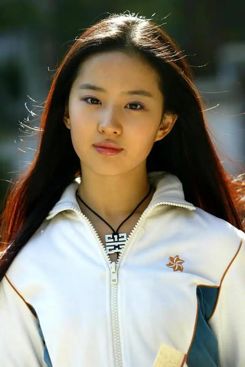 刘亦菲初中时期旧照# #刘亦菲# #明星# #2月图文动态激励计划# 持中