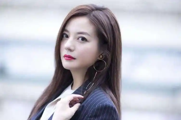 网友深夜偶遇赵薇拍戏 路边吃烤肠好可爱