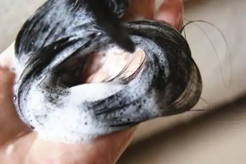 刚洗完头后,是让头发自然风干好,还是用吹风机吹干好呢?